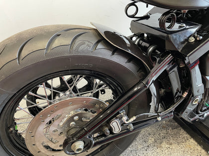 Dstar Shorty Rear Fender 180/200 wide & fixing Kit - Softail M8 - Black Fibreglass